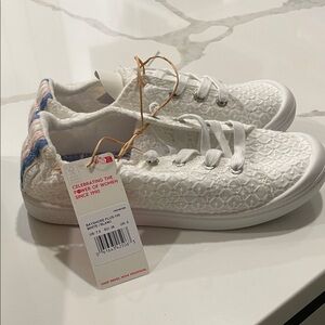 Roxy Women White and Blue Sneakers